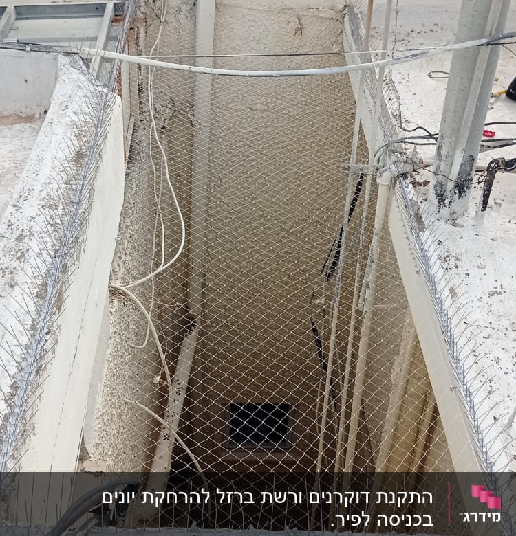 רשת מתוחה למניעת כניסת יונים על גג בניין
